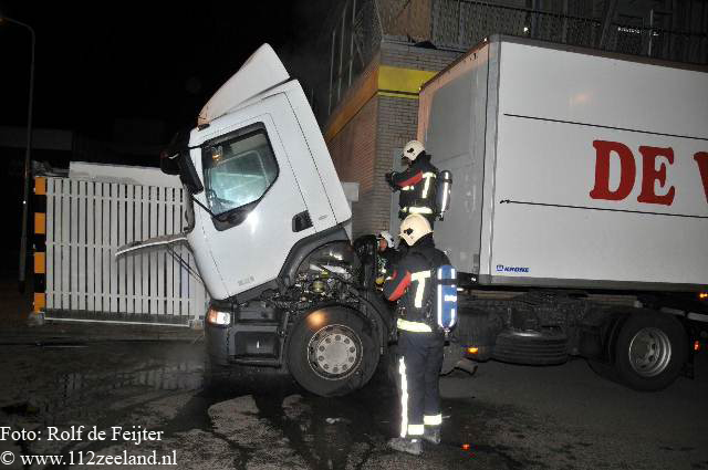 Brandweer blust vrachtwagenbrand Middelburg
